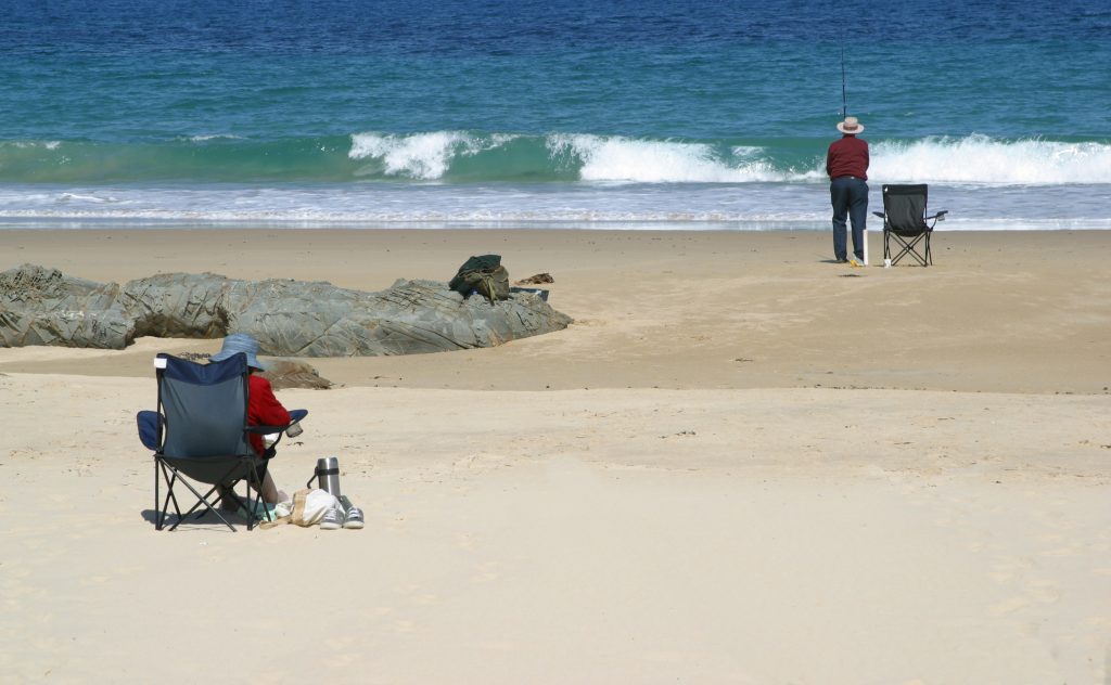 couple beach fishing